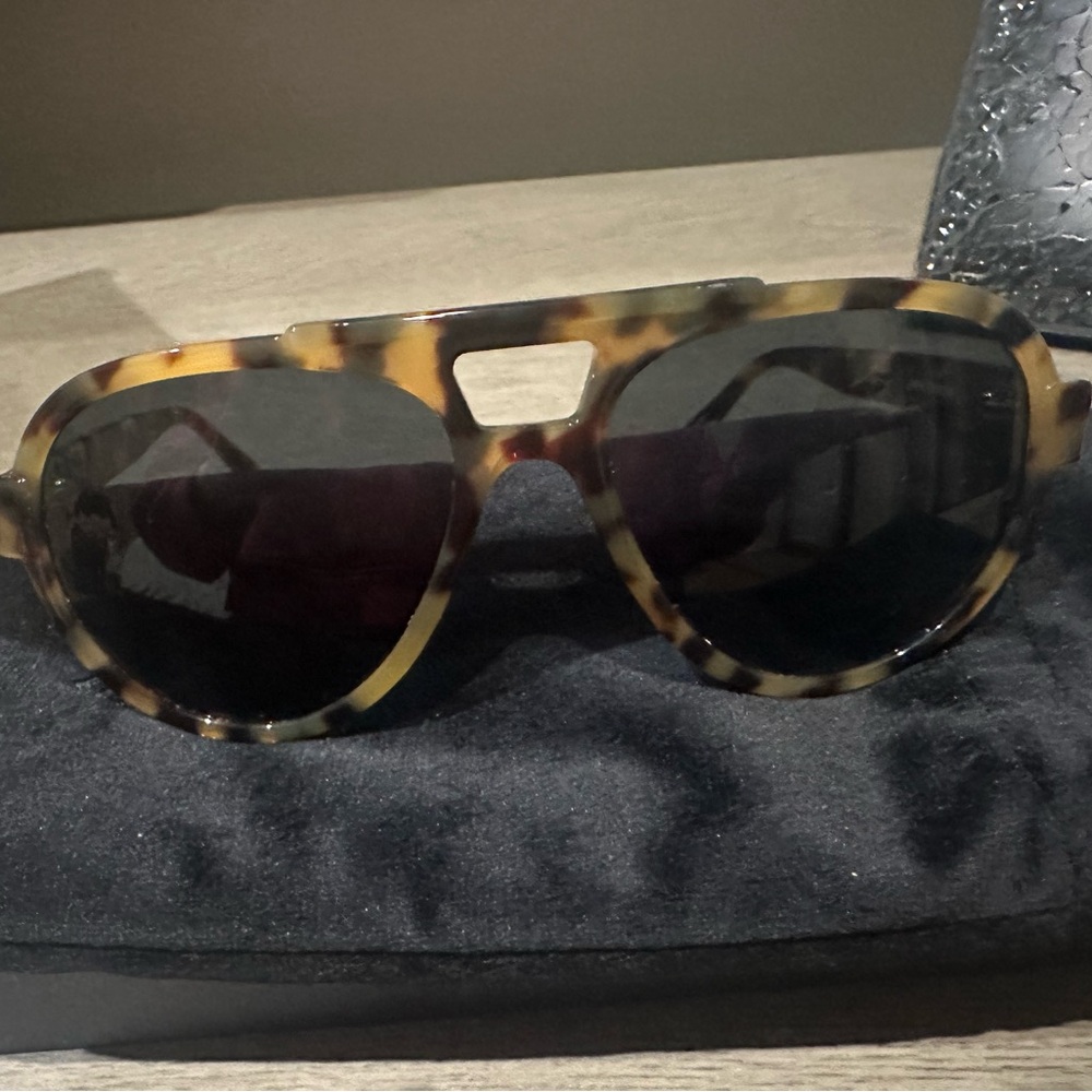 Elegant Tortoise Shell Sunglasses